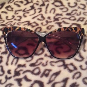 Sun glasses betsey Johnson leopard